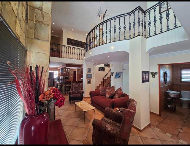 5 BEDROOM HOUSE FOR SALE IN GOLDEN MILE